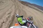 Un pilote de motocross chute et se fait rouler dessus