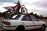 Vidéo d'une mauvaise technique pour transporter sa motocross