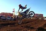 Un pilote se fait jecter de sa motocross 