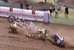 Vido des crashes de la seconde manche du GP motocross de Grande Bretagne 2011 qui entraina la sortie du drapeau rouge