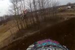Un pilote de motocross rate un virage et s'envole haut dans les arbres