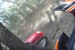 Un enduriste amateur s'enroule autour d'un arbre