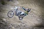 Un groupe d'enduristes s'entraine dans une carrire