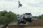 Vido de FMX avec un spectaculaire backflip au dessus d'un Kamaz en saut