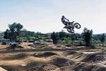 Jake Weimer en pleine action sur un magnifique terrain de supercross