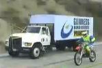 Vido d'un record du monde avec un pilote de motocross qui doit sauter sur le toit d'un camion