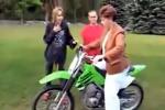 Quand maman essaie votre motocross