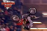 Mark Monea chute lors de sa spectaculaire tentative de 360 Front Flip