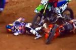 Marvin Musquin chute et se fait rouler dessus lors du SX Arlington 2013