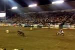 Une course insolite entre un cheval et une motocross