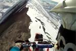Un enduriste se promne sur la crte d'une montagne