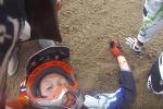 Une pilote fminine chute et se retrouve compltement sonne