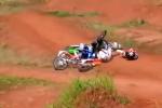 Tous les pilotes sont entrains dans une chute impressionnante