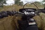 Un pilote se fait emporter sa moto par une rivire 