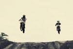 Vido magnifique d'un pre et son fils en motocross