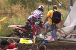 Romain Febvre chute et dtruit le dcor lors du GP de Rpublique Tchque 2013