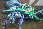 Vidéo d'une serie de chutes de James Stewart lors du supercross de Dallas 2002