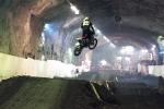 Un terrain de supercross construit dans une grotte